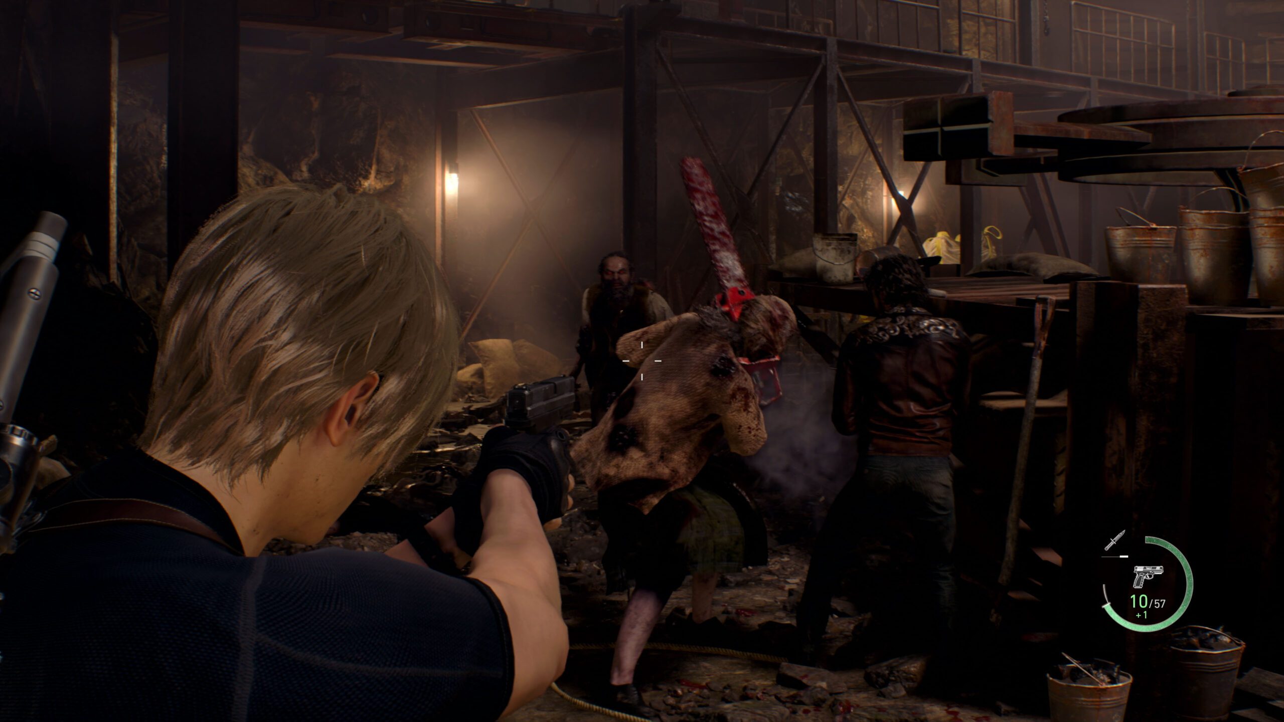 Leon points his gun’s sights at an advancing enemy who is wielding a chainsaw.