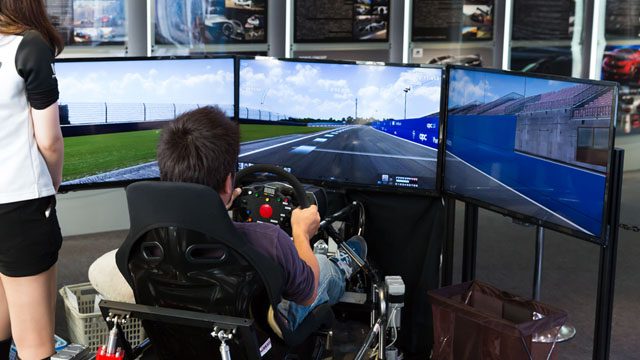 体感型シミュレーターをプレイ! 週末は「第44回東京モーターショー2015」の「グランツーリスモ」協賛ブースへ!