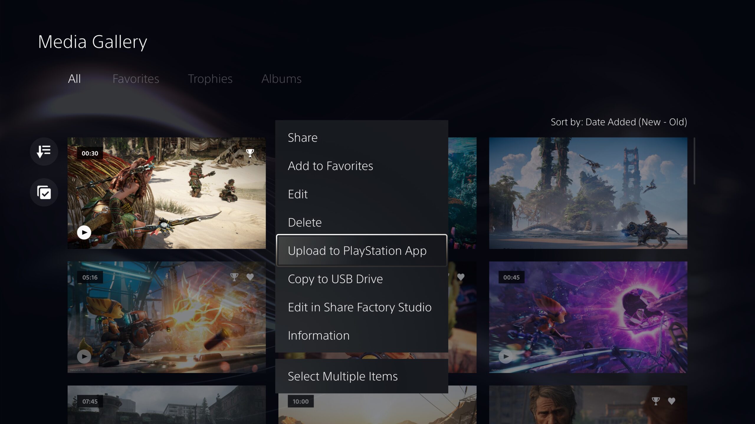  "Capture d'écran de l'interface utilisateur PlayStation 5 montrant l'option de télécharger manuellement les captures de jeu sur l'application PlayStation"